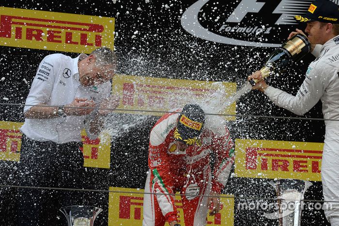 Podio: ganador Nico Rosberg, Mercedes AMG F1 Team, ganador del segundo lugar Sebastian Vettel, Ferrari