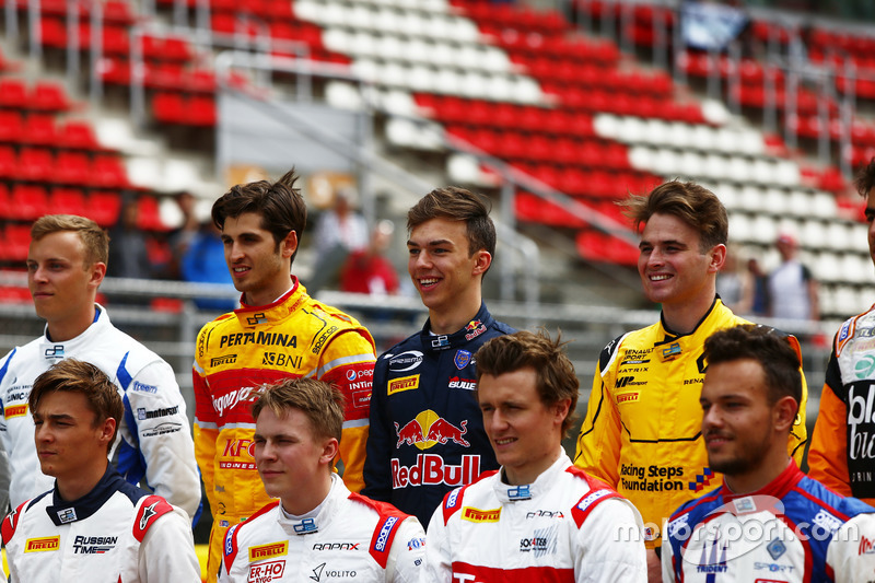 Antonio Giovinazzi, PREMA Racing; Pierre Gasly, PREMA Racing y Oliver Rowland, MP Motorsport nella foto di classe della GP2 Series