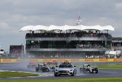 Safety-Car-Start: Lewis Hamilton, Mercedes AMG F1 W07 Hybrid, führt