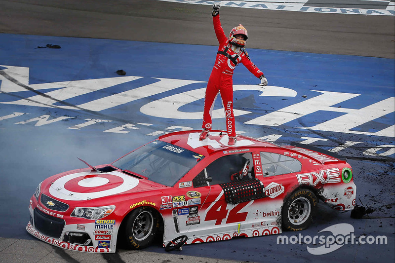 Race winner Kyle Larson, Chip Ganassi Racing Chevrolet