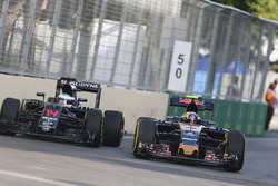 Jenson Button, McLaren MP4-31 en Carlos Sainz Jr., Scuderia Toro Rosso STR11