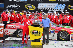 Race winner Kyle Larson, Chip Ganassi Racing Chevrolet