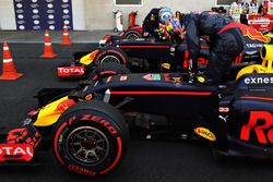 Max Verstappen, Red Bull Racing RB12 y Daniel Ricciardo, Red Bull Racing RB12 salen de sus autos en 