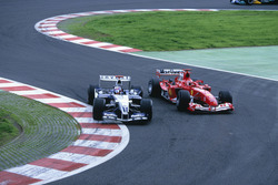 Juan Pablo Montoya, Williams überholt Michael Schumacher, Ferrari an der Bus-Stop-Schikane