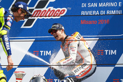 Переможець гонки Дані Педроса, Repsol Honda Team, друге місце Валентино Россі, Yamaha Factory Racing