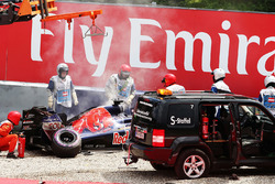 Der Scuderia Toro Rosso STR11 von Daniil Kvyat, wird nach dem Unfall geborgen