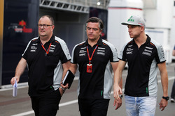 (Da sx a dx): Tom McCullough, Capo ingegnere Sahara Force India F1 Team con Andy Stevenson, Team Man