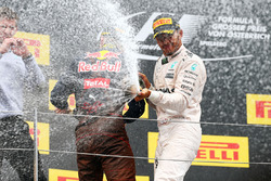 Winnaar Lewis Hamilton, Mercedes AMG F1 viert op het podium