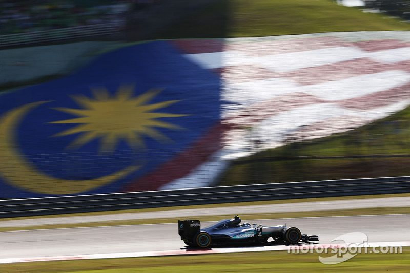 Болід Mercedes AMG F1 W07 Hybrid на фоні прапору