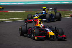 Pierre Gasly, PREMA Racing, vor Nicholas Latifi, DAMS