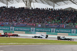 Льюіс Хемілтон, Mercedes AMG F1 W07 Hybrid лідирує попереду зіткнення між Ніко Росбергом, Mercedes A