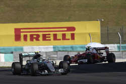 Nico Rosberg, Mercedes AMG F1 W07 Hybrid; Kimi Räikkönen, Ferrari SF16-H