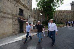 Charlie Whiting y Hermann Tilke examinan la preparacion de la pista de Baku