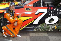 Ganador de la pole Martin Truex Jr., Furniture Row Racing Toyota