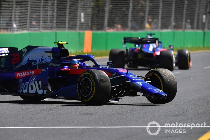 Alexander Albon, Toro Rosso STR14, va in testacoda e danneggia l'ala anteriore 