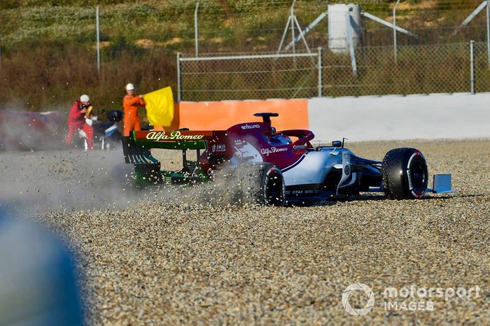 Kimi Raikkonen, Alfa Romeo Racing C38, trompea y encalla en la arena
