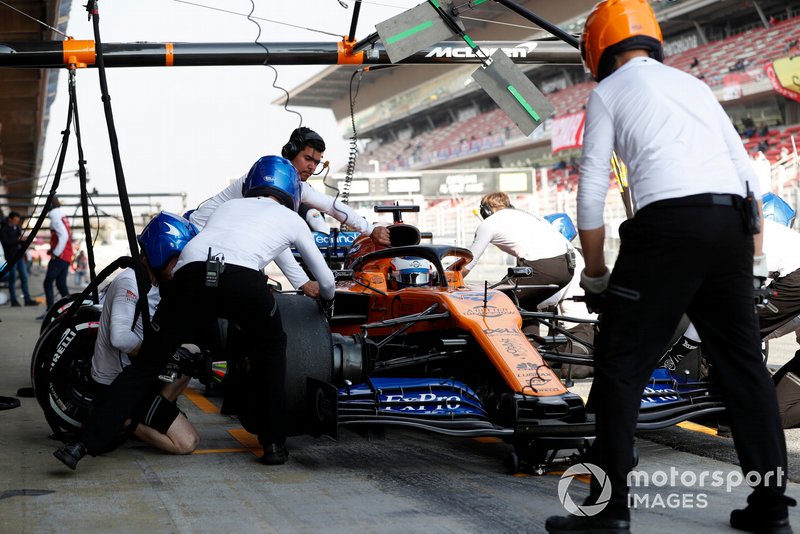 Carlos Sainz Jr., McLaren MCL34 pit stop