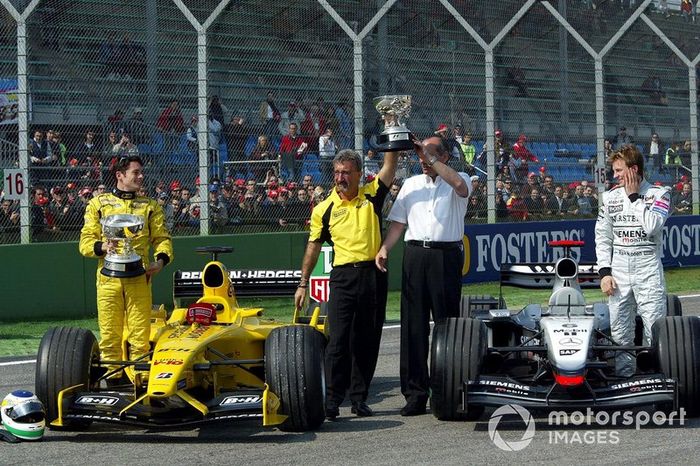 Giancarlo Fisichella, Jordan, Eddie Jordan, Ron Dennis, y Kimi Raikkonen intercambian trofeos tras Brasil