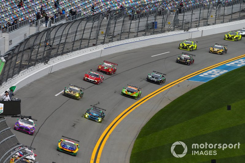 Bandiera verde, #13 Via Italia Racing Ferrari 488 GT3, GTD: Chico Longo, Victor Franzoni, Marcos Gomes, Andrea Bertolini