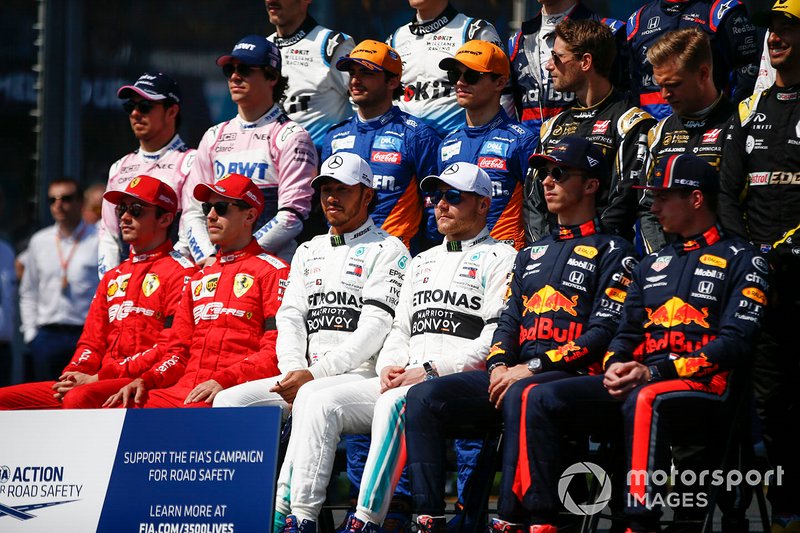 Pilotlar, Takım Elemanları ve FIA görevlileri, Charlie Whiting, FIA Yarış Direktörü anısına saygı duruşunda