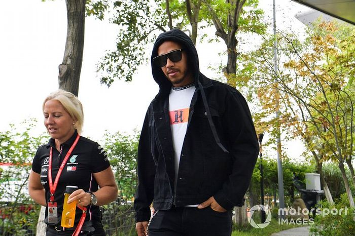 Lewis Hamilton, Mercedes AMG F1 y Angela Cullen, fisio de Mercedes AMG F1