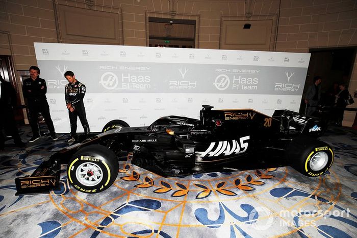 Guenther Steiner, Team Principal, Haas F1 and Romain Grosjean, Haas F1 Team, Haas F1 Team unveil the new livery on the Haas F1 Team VF-18