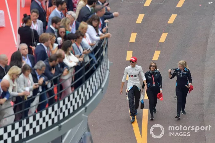 George Russell, Williams Racing, con Claire Williams, Subdirectora de Equipo, Williams Racing