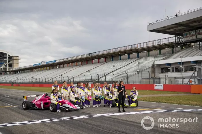 Pilotos con Lee McKenzie