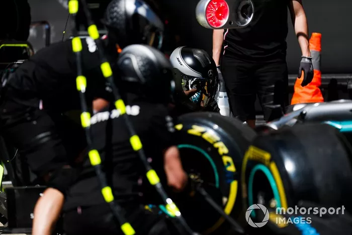 El equipo de boxes de Mercedes en el trabajo durante los entrenamientos