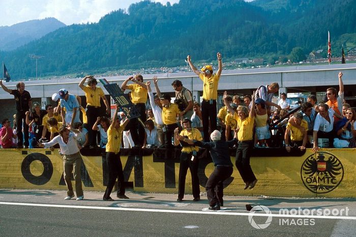 Colin Chapman, dueño del equipo Lotus, lanza su gorra por su victoria por una última vez antes de su muerte
