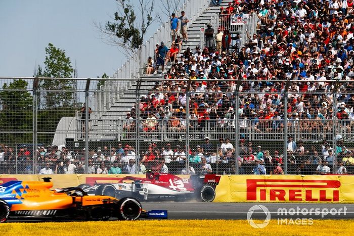Antonio Giovinazzi, Alfa Romeo Racing C38, Carlos Sainz Jr., McLaren MCL34