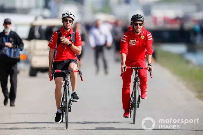 Sebastian Vettel, Ferrari llega en bicicleta al paddock