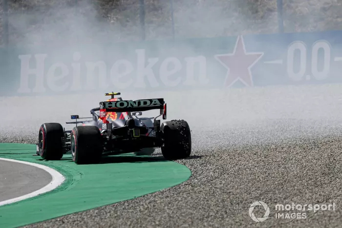 Sergio Pérez, Red Bull Racing RB16B hace un trompo durante la clasificación