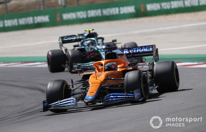 Daniel Ricciardo, McLaren MCL35M, Sebastian Vettel, Aston Martin AMR21