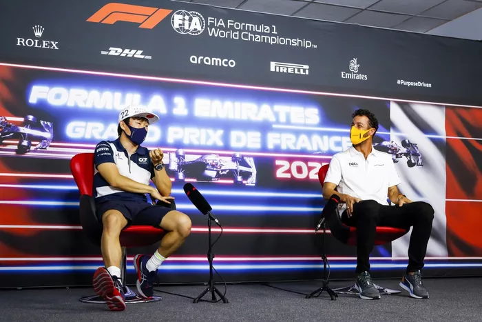 Yuki Tsunoda, AlphaTauri, Daniel Ricciardo, McLaren en la conferencia de prensa