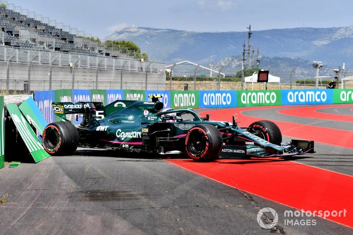 Sebastian Vettel, Aston Martin AMR21, se recupera tras un trompo en la FP1