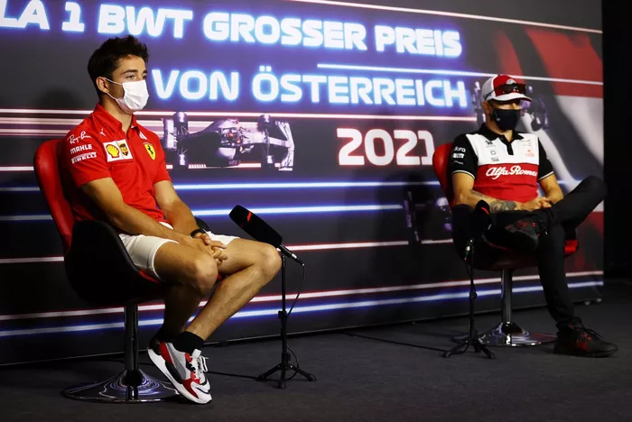 Charles Leclerc, Ferrari Kimi Raikkonen, Alfa Romeo Racing durante la conferencia de prensa