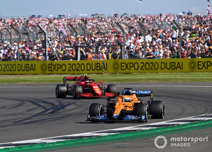Daniel Ricciardo, McLaren MCL35M, Carlos Sainz Jr., Ferrari SF21
