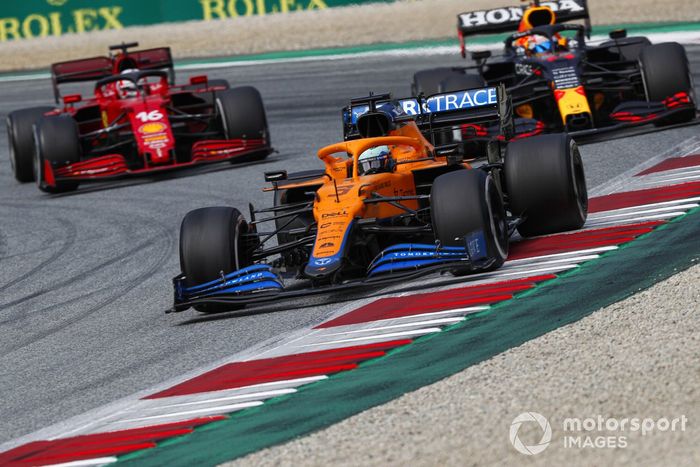 Daniel Ricciardo, McLaren MCL35M, Sergio Pérez, Red Bull Racing RB16B, Charles Leclerc, Ferrari SF21