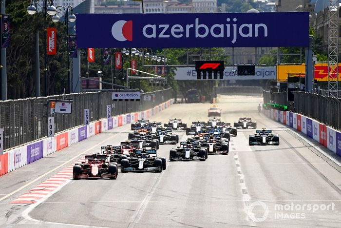 Charles Leclerc, Ferrari SF21, Lewis Hamilton, Mercedes W12, Max Verstappen, Red Bull Racing RB16B, Pierre Gasly, AlphaTauri AT02, al inicio