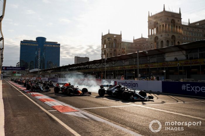 Lewis Hamilton, Mercedes W12 se bloquea y se sigue de largo al reinicio, Pérez, Red Bull Racing RB16B 