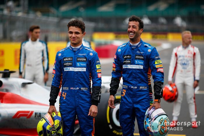 Lando Norris, McLaren y Daniel Ricciardo, McLaren en el evento de lanzamiento del coche de Fórmula 1 de 2022 en la parrilla de Silverstone