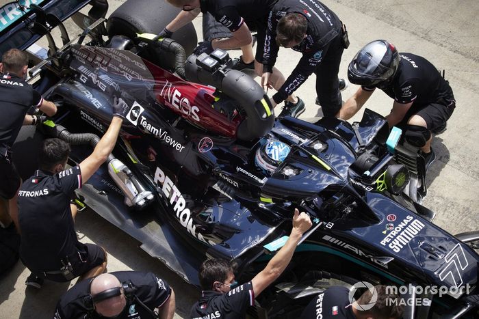 Valtteri Bottas, Mercedes W12 en pit lane