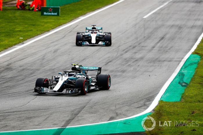 Valtteri Bottas, Mercedes AMG F1 W09, y Lewis Hamilton, Mercedes AMG F1 W09