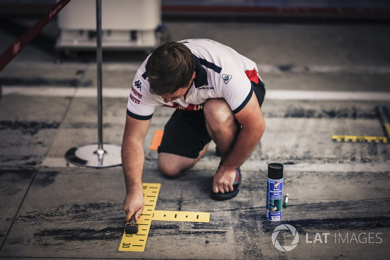 Meccanico Sauber prepara la griglia del box