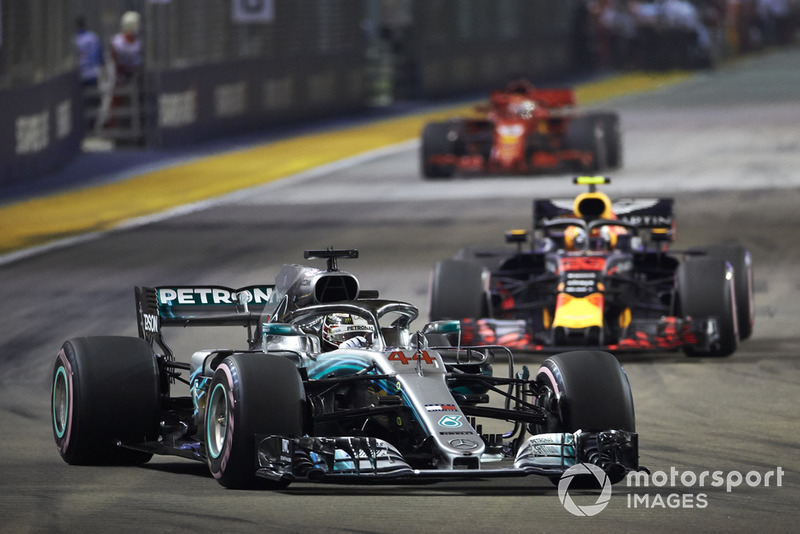 Hamilton y Verstappen tras ser molestados por los doblados (Grosjean y Sirotkin)