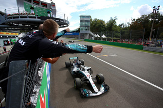 Lewis Hamilton, Mercedes AMG F1 W09 y su equipo