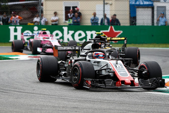 Romain Grosjean, Haas F1 Team VF-18, devant Carlos Sainz Jr., Renault Sport F1 Team R.S. 18, et Esteban Ocon, Racing Point Force India VJM11