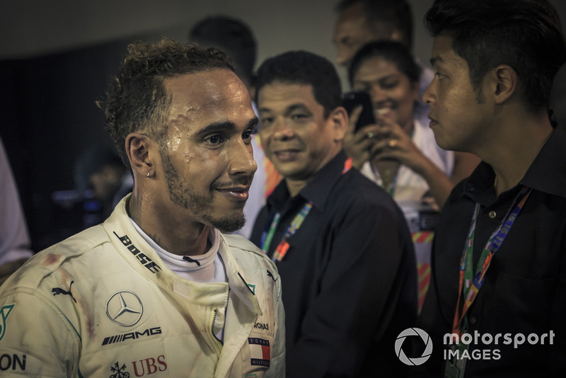 El ganador de la carrera Lewis Hamilton, Mercedes-AMG F1 W09 celebra en parc ferme 