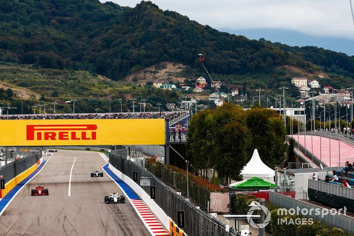 Charles Leclerc, Sauber C37, Kimi Raikkonen, Ferrari SF71H, y Valtteri Bottas, Mercedes AMG F1 W09